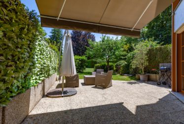 A saisir: Belle villa contiguë dans un parc proche des commodités.