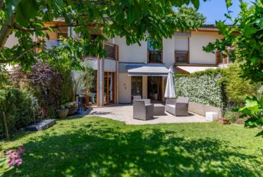A saisir: Belle villa contiguë dans un parc proche des commodités.