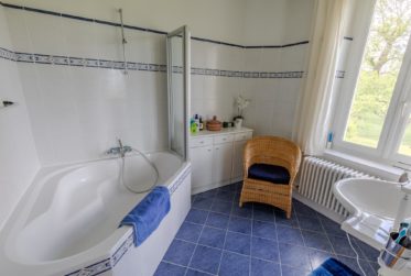 Maison de charme avec vue sur le lac et un jardin de 2000m2