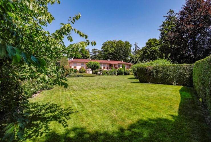 A saisir: Belle villa contiguë dans un parc proche des commodités.