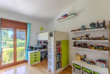 A saisir: Belle villa contiguë dans un parc proche des commodités.