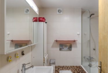 A saisir: Belle villa contiguë dans un parc proche des commodités.
