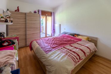 A saisir: Belle villa contiguë dans un parc proche des commodités.