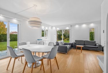 Villa jumelle rénovée de standing au calme