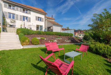 Maison de village rénovée avec une magnifique vue et une piscine