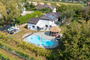 Villa individuelle de 2010 plein sud avec piscine au bord des vignes et à proximité du centre.