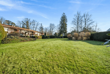 Belle villa contigue au milieu d’un parc privé, proche des commodités