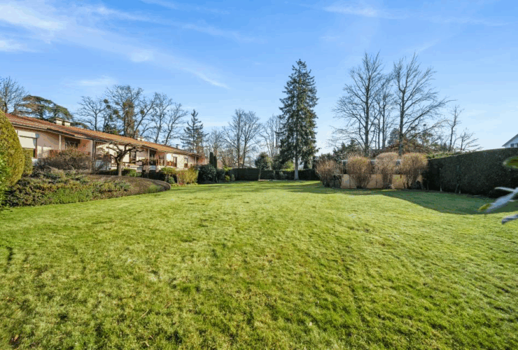 Belle villa contigue au milieu d’un parc privé, proche des commodités