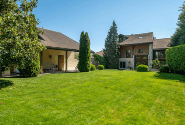 Magnifique maison de village renovée avec 8 chambres.