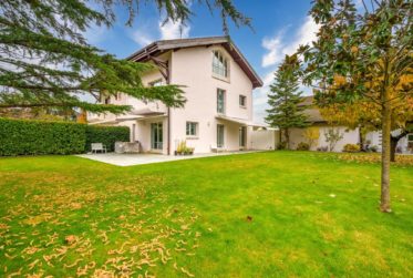 Villa jumelle rénovée de standing au calme