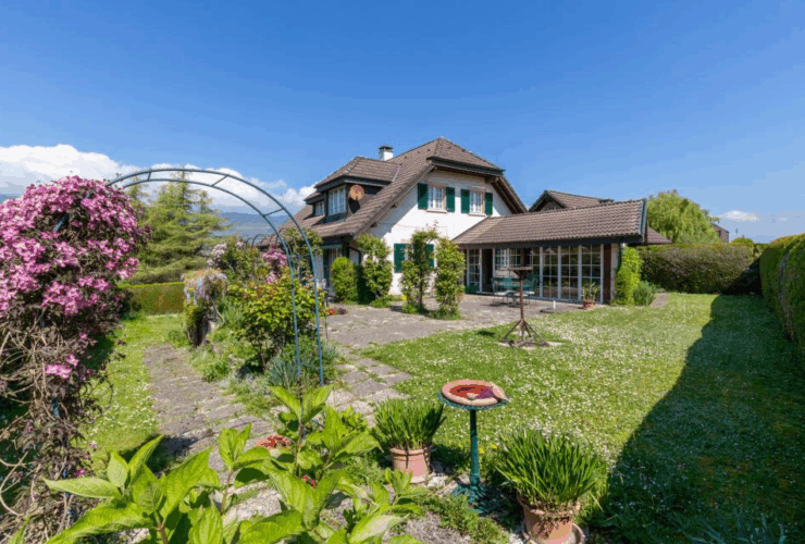 Exclusivité: Villa familiale lumineuse avec grand jardin et dépendances.