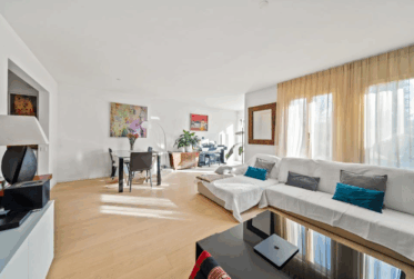 Belle villa contigue au milieu d’un parc privé, proche des commodités