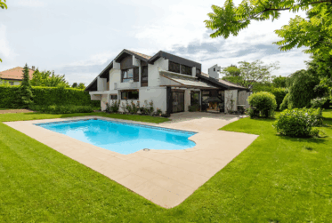Magnifique villa avec studio indépendant et une parcelle de 1600m2 plein Sud avec piscine.