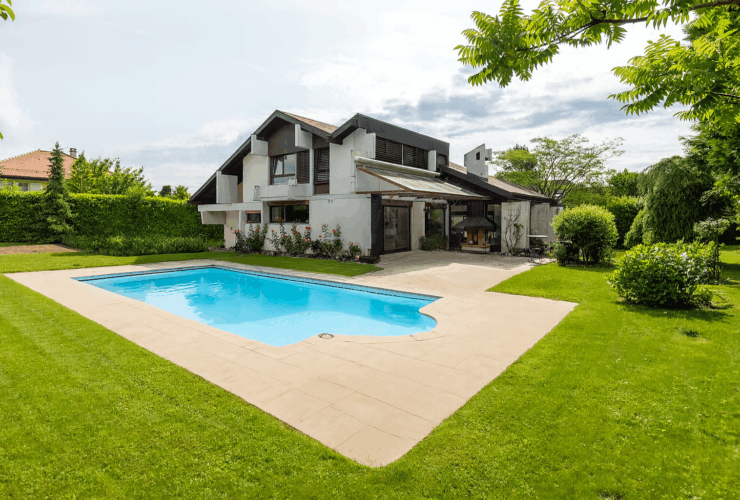 Magnifique villa avec studio indépendant et une parcelle de 1600m2 plein Sud avec piscine.