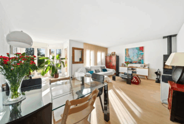 Belle villa contigue au milieu d’un parc privé, proche des commodités