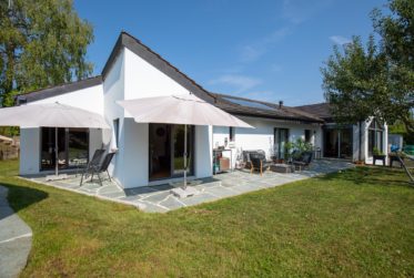 Villa individuelle de 2010 plein sud avec piscine au bord des vignes et à proximité du centre.