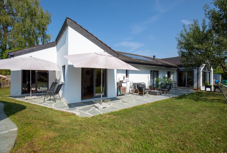 Villa individuelle de 2010 plein sud avec piscine au bord des vignes et à proximité du centre.