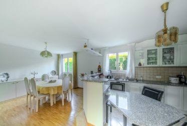 Belle villa jumelée avec piscine – Quartier résidentiel recherché