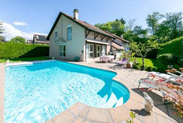 Belle villa jumelée avec piscine – Quartier résidentiel recherché