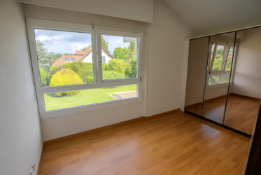 Magnifique villa avec studio indépendant et une parcelle de 1600m2 plein Sud avec piscine.